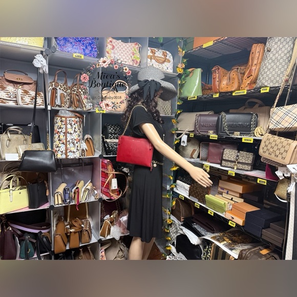 Auth CÈLINE Preowned Burgundy Leather Shoulder Bag with Gold Chain - Picture 3 of 17